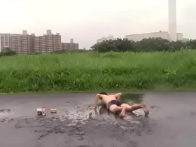 Japanese university student Sutehage's excited reaction to fireworks